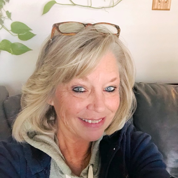 Meet your Posher, Lorie - Picture 1 of 3